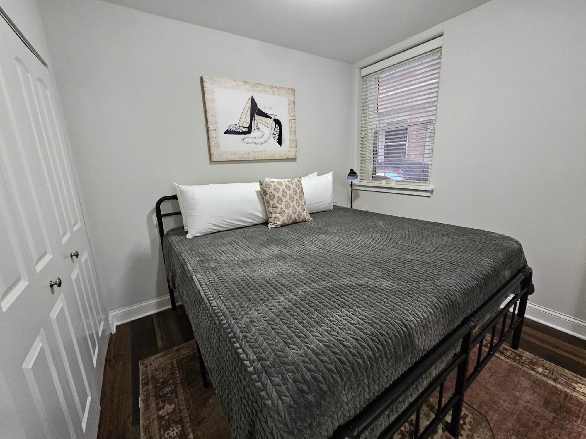 Cozy King Bed Stay At The Historic Inman - 201 Шампейн Екстериор снимка