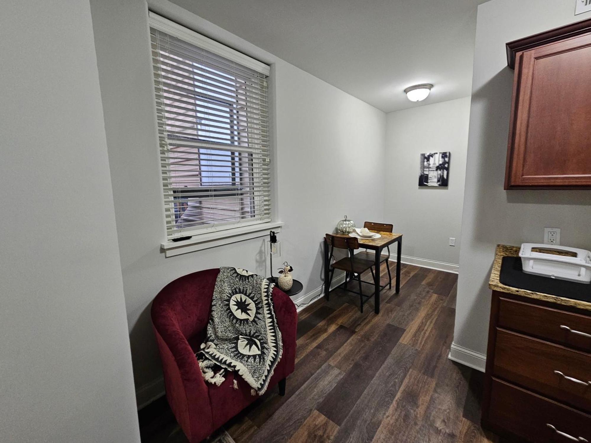 Cozy King Bed Stay At The Historic Inman - 201 Шампейн Екстериор снимка