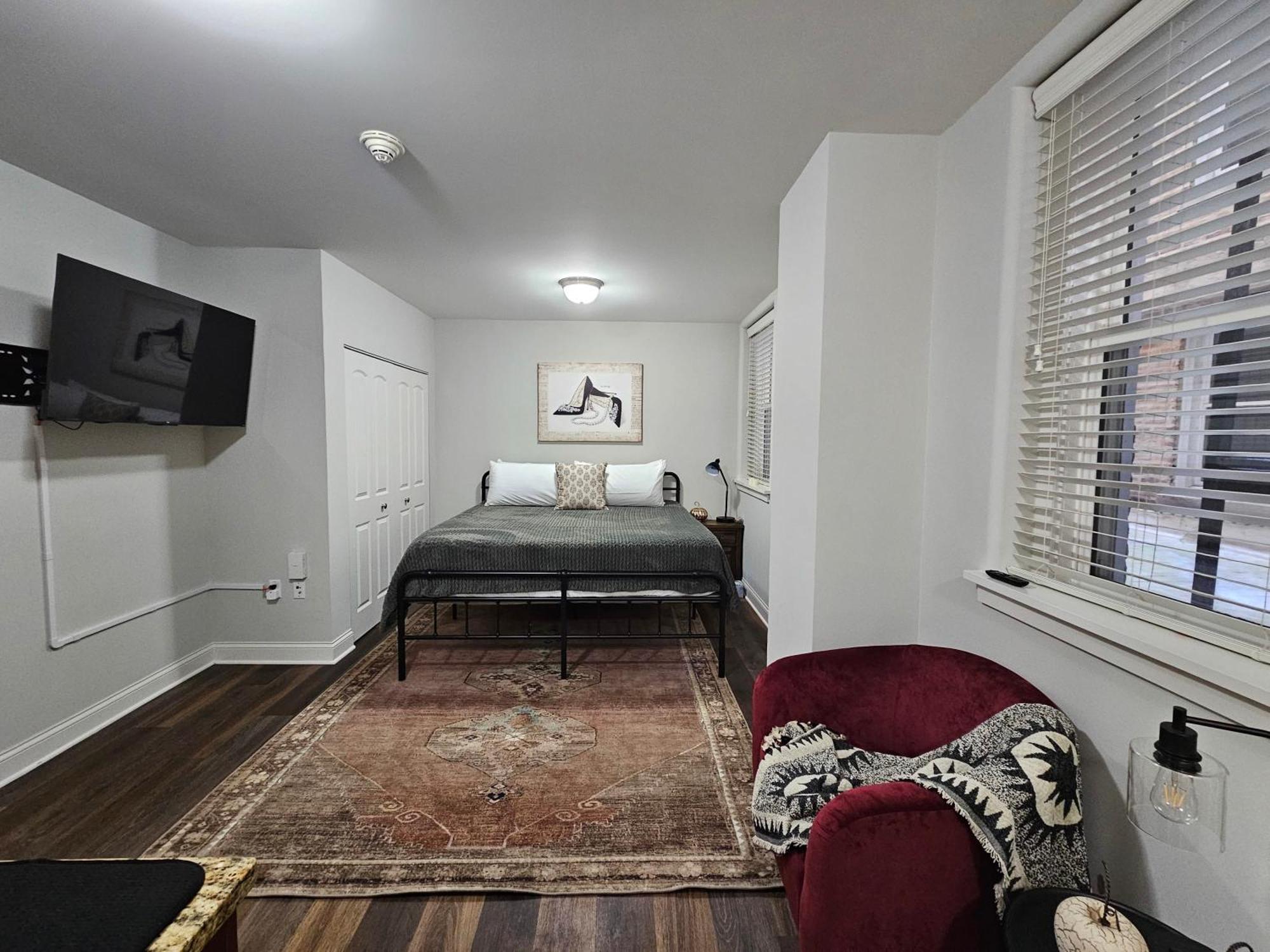 Cozy King Bed Stay At The Historic Inman - 201 Шампейн Екстериор снимка